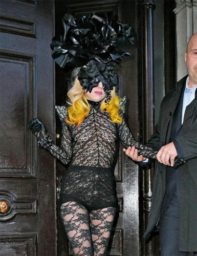 Lady GaGa kārtējo reizi šokējusi ar savu izskatu - šoreiz kailas krūtis (FOTO) (Bilde 1)