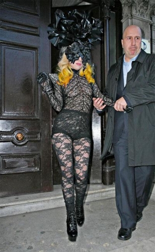 Lady GaGa kārtējo reizi šokējusi ar savu izskatu - šoreiz kailas krūtis (FOTO) (Bilde 2)