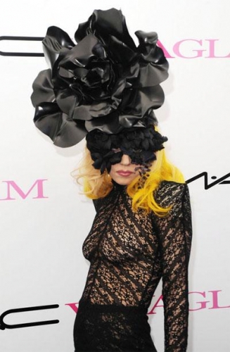 Lady GaGa kārtējo reizi šokējusi ar savu izskatu - šoreiz kailas krūtis (FOTO) (Bilde 3)