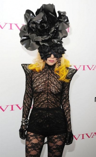 Lady GaGa kārtējo reizi šokējusi ar savu izskatu - šoreiz kailas krūtis (FOTO) (Bilde 4)