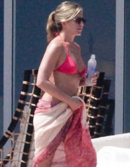 Seksīgā aktrise Dženifera Anistone pieķerta atpūtā niecīgā bikini PAPARACI FOTO (Bilde 1)