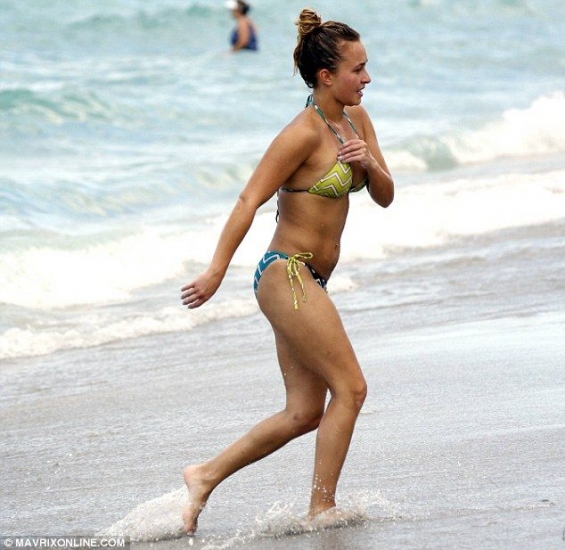 FIASKO: Holivudas aktrise izrāda savu pludmales augumiņu un neveiksmīgi palielinātās krūtis (Bilde 1)