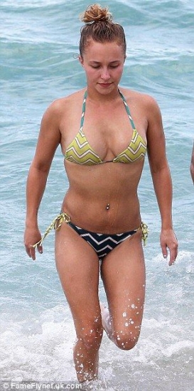 FIASKO: Holivudas aktrise izrāda savu pludmales augumiņu un neveiksmīgi palielinātās krūtis (Bilde 2)