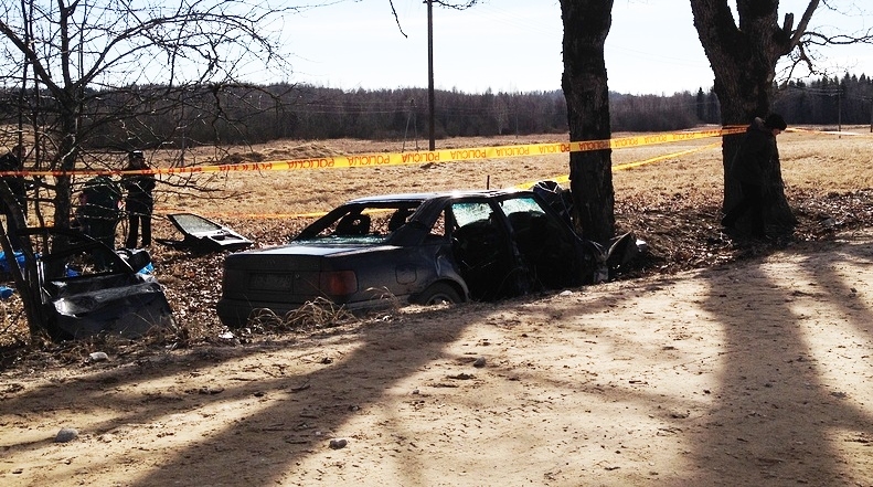 FOTO: Šaušalīgā avārija ar sešiem jauniešu upuriem Taurupē (Bilde 3)
