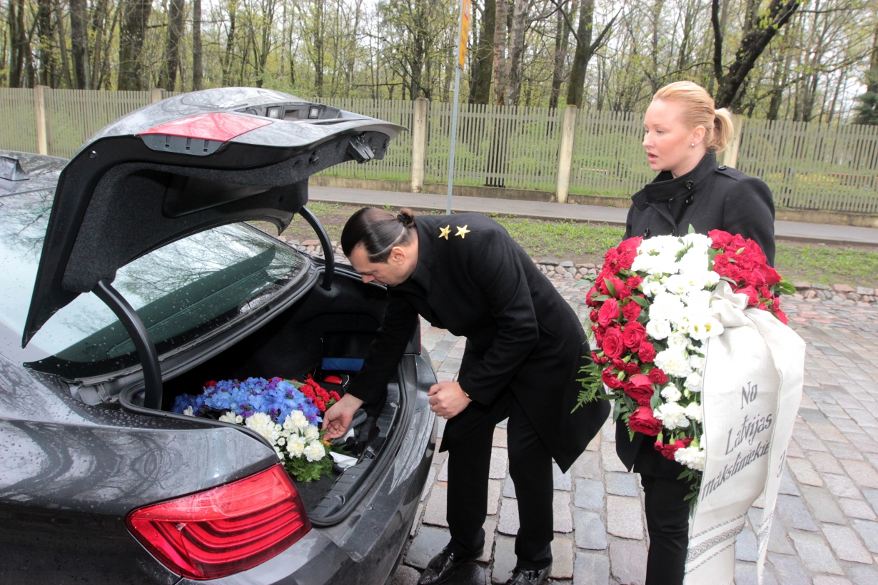 Leons Zviedris uz miljonāra bērēm ierodas ar ziedu klēpi Krievijas karoga krāsā (Bilde 1)