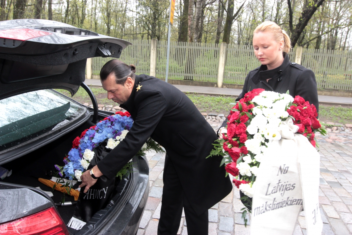 Leons Zviedris uz miljonāra bērēm ierodas ar ziedu klēpi Krievijas karoga krāsā (Bilde 2)