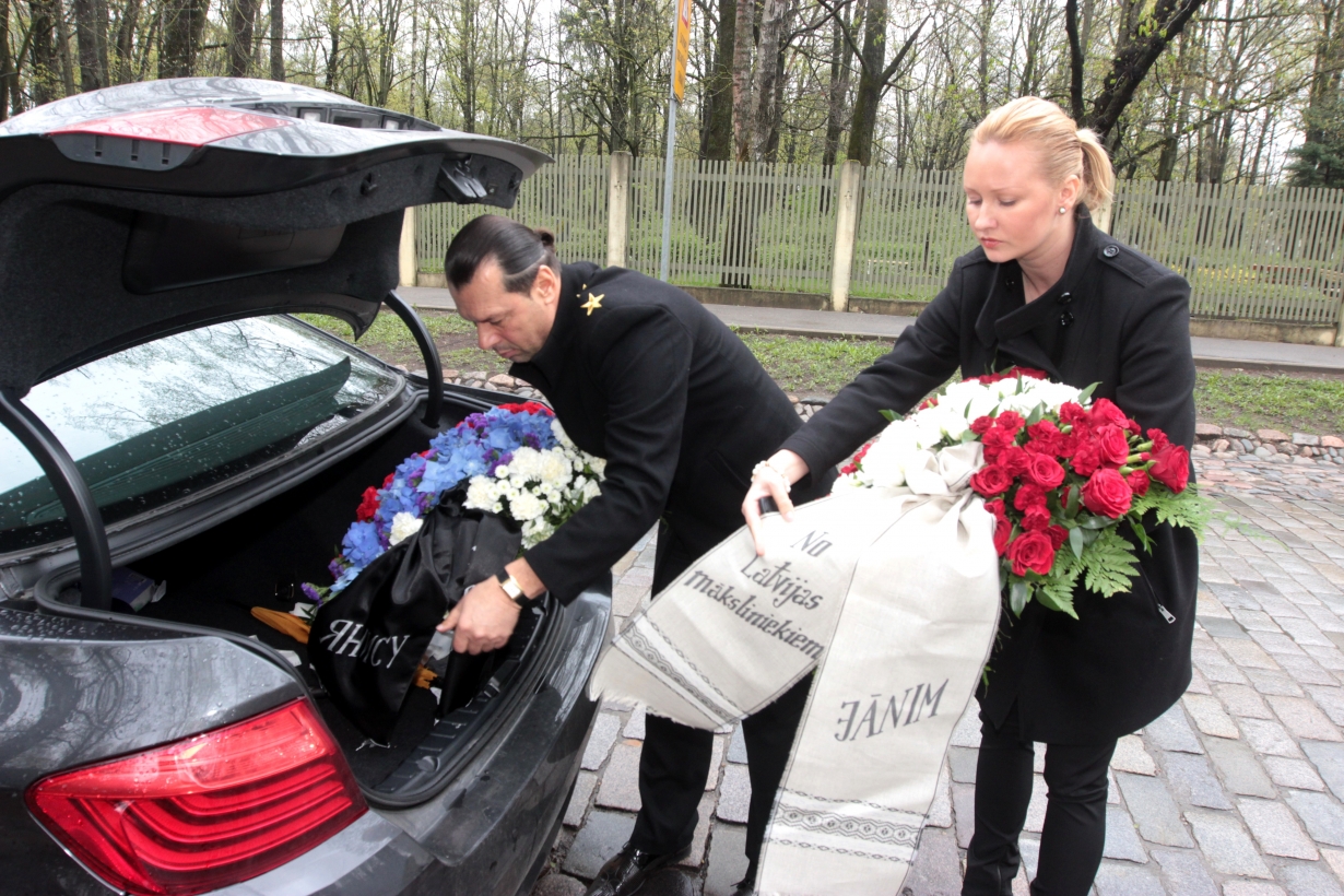 Leons Zviedris uz miljonāra bērēm ierodas ar ziedu klēpi Krievijas karoga krāsā (Bilde 3)