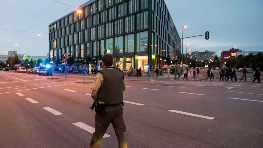 Publiskots šaušalīgais Minhenes šaušanas video. 9 nogalinātie, 16 ievainotie (Bilde 2)