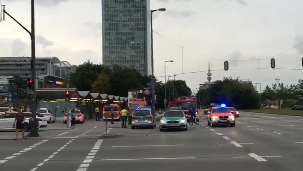 Publiskots šaušalīgais Minhenes šaušanas video. 9 nogalinātie, 16 ievainotie (Bilde 3)