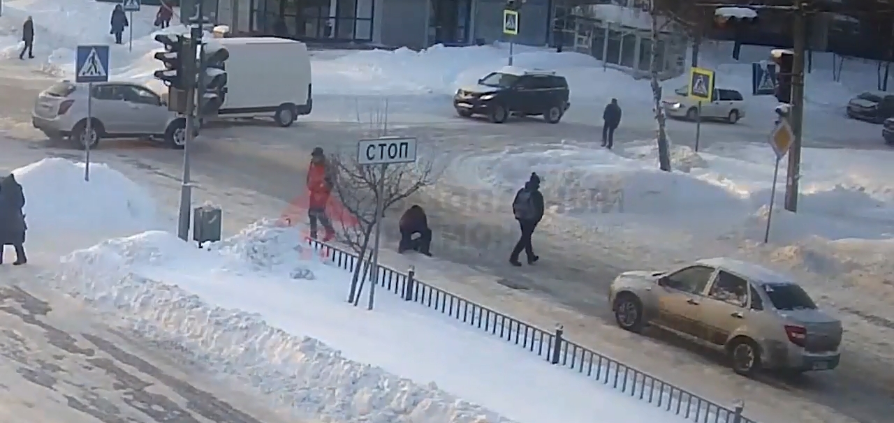 Šokējošs VIDEO. Šoferis uz ielas speciāli notriec pakritušu gājēju (Bilde 1)
