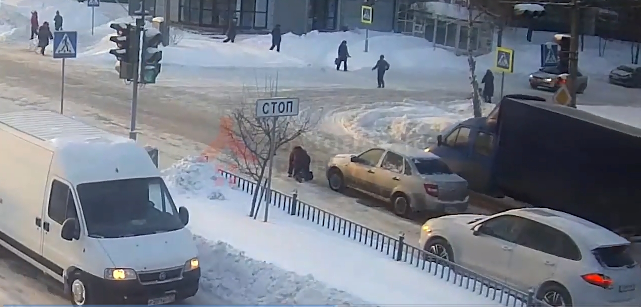 Šokējošs VIDEO. Šoferis uz ielas speciāli notriec pakritušu gājēju (Bilde 3)