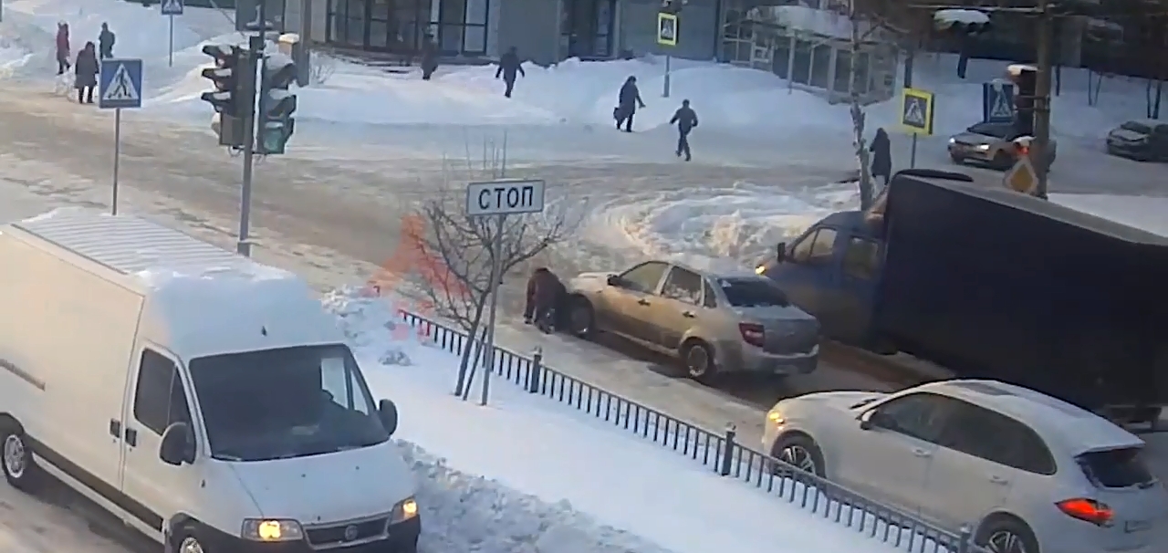 Šokējošs VIDEO. Šoferis uz ielas speciāli notriec pakritušu gājēju (Bilde 4)