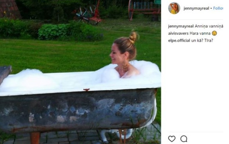 Seksīgā Jenny May kaila kā Anniņa vanniņā. FOTO (Bilde 1)