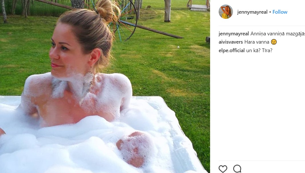 Seksīgā Jenny May kaila kā Anniņa vanniņā. FOTO (Bilde 3)
