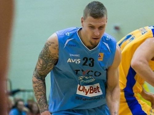 Šodien Latvija atvadās no 28 gadus vecā, autokatastrofā bojā gājušā izcilā basketbolista Kristera Zeidaka (Bilde 4)