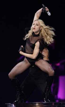 Madonna koncerttūres laikā atkal pārsteidz ar atklātiem tērpiem (Bilde 3)