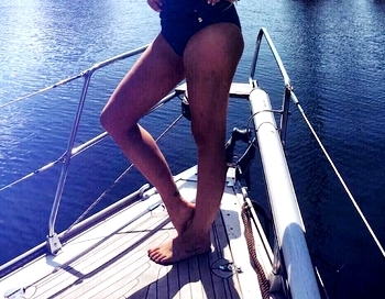 Seksīgā Nikola Krištopane atrāda sevi bikini ar zilumiem uz kājām