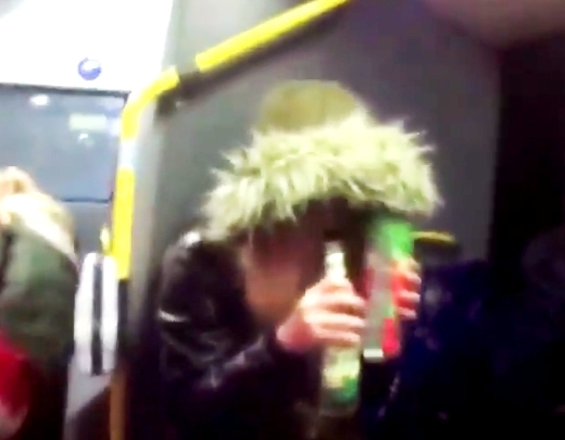 Partybuss Vakarbuļļos! Bērni ārdās un lieto alkoholu 36.maršruta autobusā. VIDEO
