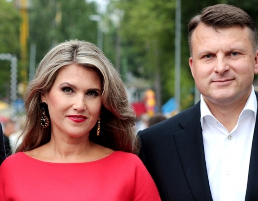 Latvijas paraugpāris esot iestidzis laulības krīzē. Miljonāri Inese un Ainārs Šleseri kopā vairs nav redzēti