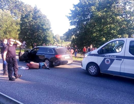 VIDEO: Cietuši un slimnīcās nogādāti 3 policisti, bēgošais autovadītājs Ogrē sašauts