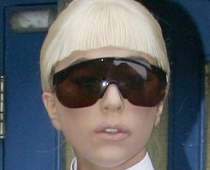 Lady Gaga pamazām jūk prātā (FOTO)