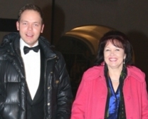 Lauris Reiniks pie prezidenta ierodas kopā ar savu smuko mammu