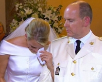 Monako prinča kāzas notikušas; neizslēdz iespēju, ka līgava joprojām varētu bēgt