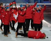 Sportists nokrīt uz sarkanā paklāja Olimpisko spēļu atklāšanas ceremonijā