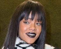 Vēl pikantāk Rihanna nevarēja saģērbties...