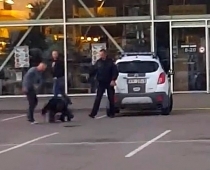 ŠOKĒJOŠS VIDEO: Policists vēro, kā sit cilvēku un nekaunīgi atstāj to guļam uz asfalta
