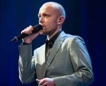 Rīgā uzstāsies pasaulslavenās zviedru vokālās grupas The Real Group dziedātājs Jānis Strazdiņš