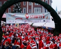 Ziemassvētku vecīši labdarības skrējienā saziedo 15 000 eiro bērnu ar kustību traucējumiem rehabilitācijai