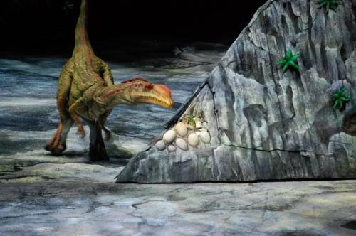 Dinozauri pārsteidzoši, dabiskā lielumā ieņēmuši "Arēnu Rīga" (FOTO) (Bilde 4)