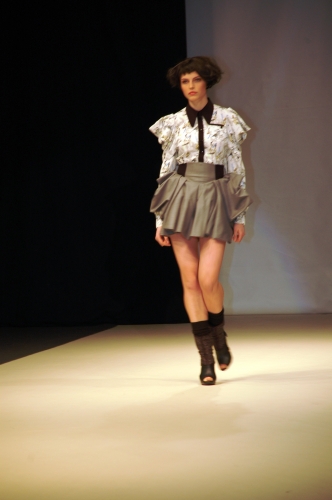 Latviešu supermodele - Katrīna Karlīna Caune smēķē sabiedriskā vietā (FOTO) (Bilde 1)