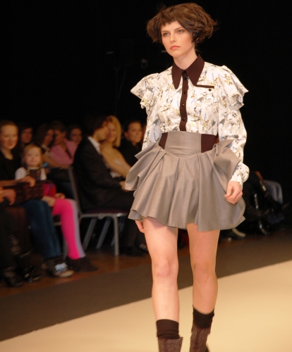 Latviešu supermodele - Katrīna Karlīna Caune smēķē sabiedriskā vietā (FOTO) (Bilde 2)