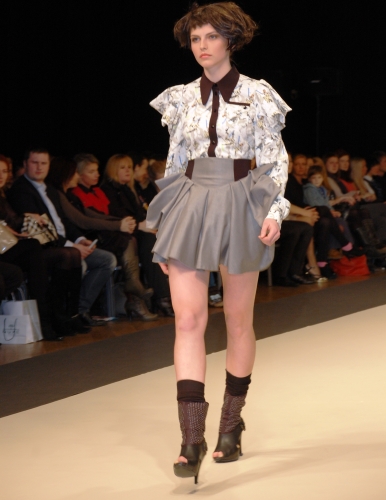 Latviešu supermodele - Katrīna Karlīna Caune smēķē sabiedriskā vietā (FOTO) (Bilde 3)