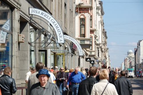 Grūtups jauno grāmatu pērk par savu naudu (FOTO) (Bilde 1)