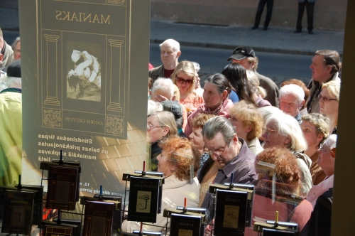 Grūtups jauno grāmatu pērk par savu naudu (FOTO) (Bilde 4)