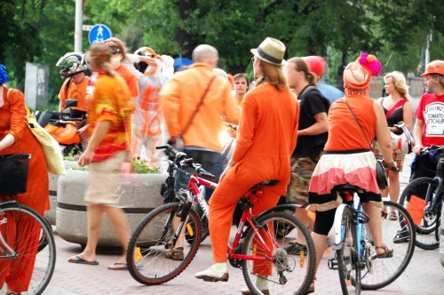 Braucamkarnevāla dalībniekus pārsteidz spēcīga lietusgāze (FOTO) (Bilde 1)