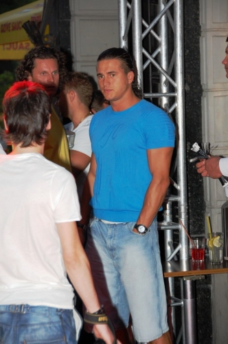 Smalku ballīšu rīkotājs Kaspars Vecpuisis bēg no meitenēm (FOTO) (Bilde 1)