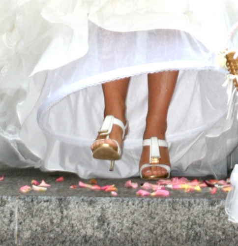 Ar kailām kājām un plikiem purngaliem kāzu kleitā - stils vai bezstils? (Bilde 1)
