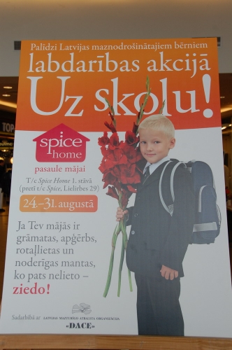 Slavenības nokrāvušās ar maisiem ierodas, lai ziedotu (FOTO) (Bilde 1)