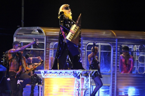 Lady GaGa asiņainais koncerts; pasaulē 1. supermodele šokā par viņas uzstāšanos (Bilde 2)