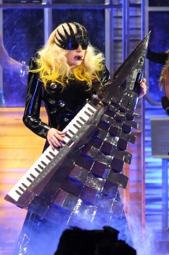 Lady GaGa asiņainais koncerts; pasaulē 1. supermodele šokā par viņas uzstāšanos (Bilde 3)