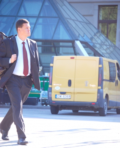 Baiba Rozentāle vēro kā Dombrovskis atbrīvojas no biksēm un brillēm (FOTO) (Bilde 1)