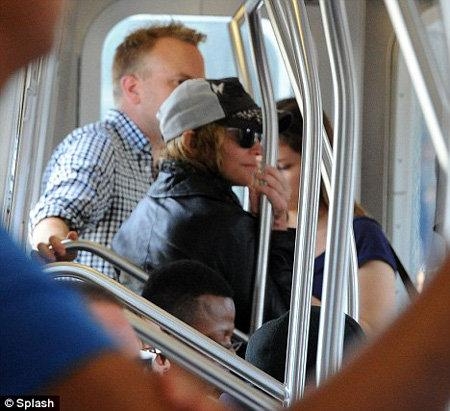 Madonna tā novecojusi, ka viņu neatpazīst pat metro (FOTO) (Bilde 1)