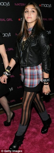 Madonna aizņemas drēbes no 13g.v. meitas skapja (Bilde 2)