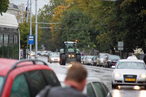 REINIKS pa Rīgas centru pārvietojas traktorā un dzer šņabi (FOTO) (Bilde 2)