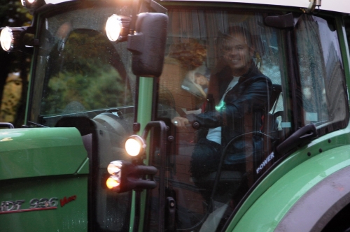 REINIKS pa Rīgas centru pārvietojas traktorā un dzer šņabi (FOTO) (Bilde 3)