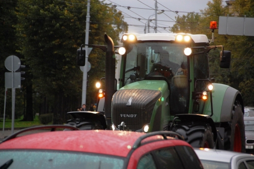 REINIKS pa Rīgas centru pārvietojas traktorā un dzer šņabi (FOTO) (Bilde 4)